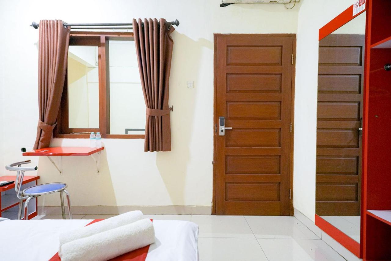 Готель Reddoorz At Buah Batu 5 Бандунг Екстер'єр фото