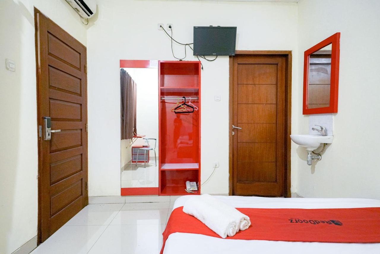 Готель Reddoorz At Buah Batu 5 Бандунг Екстер'єр фото